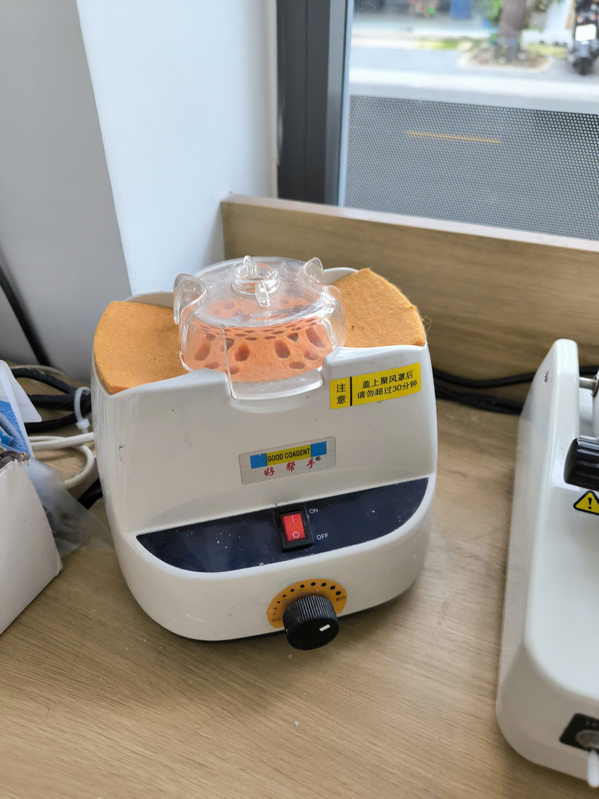 Nắn chỉnh gọng kính bị méo, đeo không vừa mặt