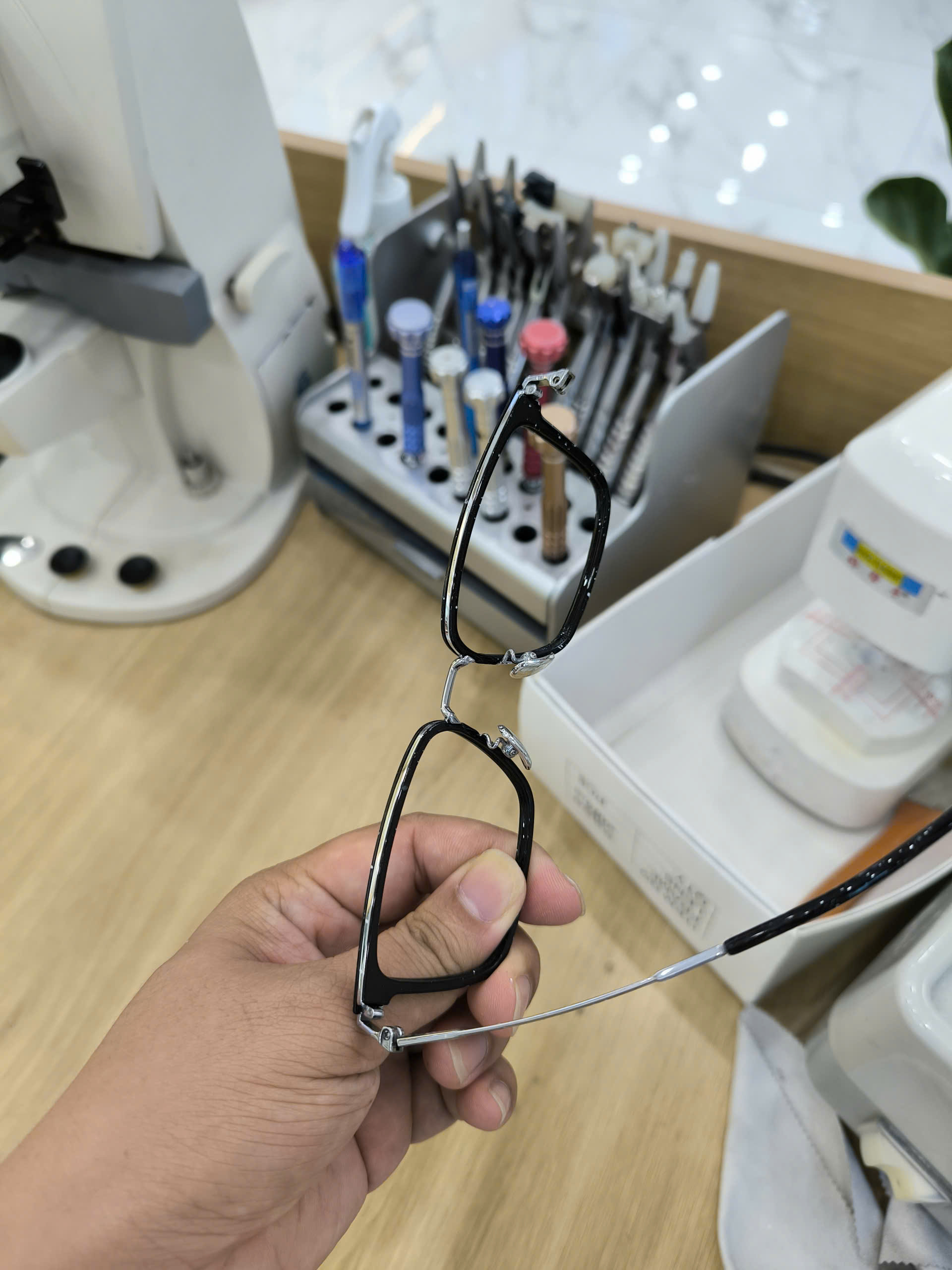 Những lỗi thường gặp ở mắt kính và cách khắc phục tại Bình Dương