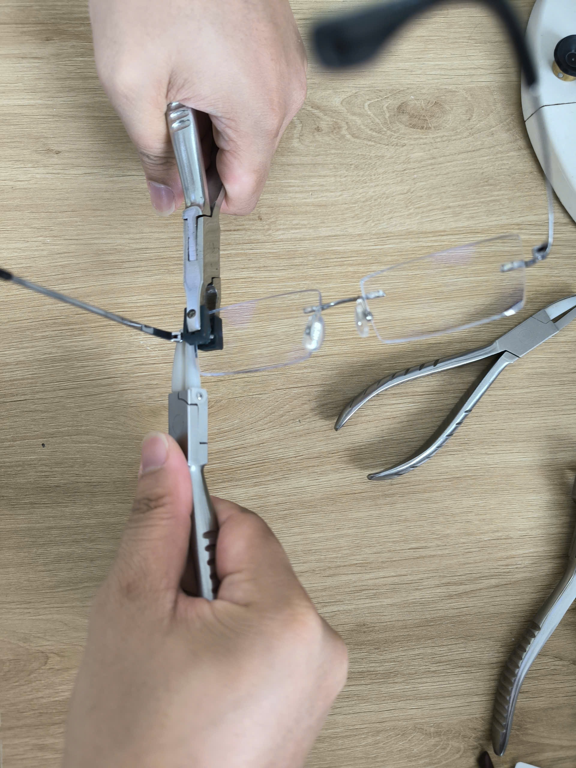 Sửa bản lề mắt kính hư, lỏng lẻo – lấy ngay Bình Dương