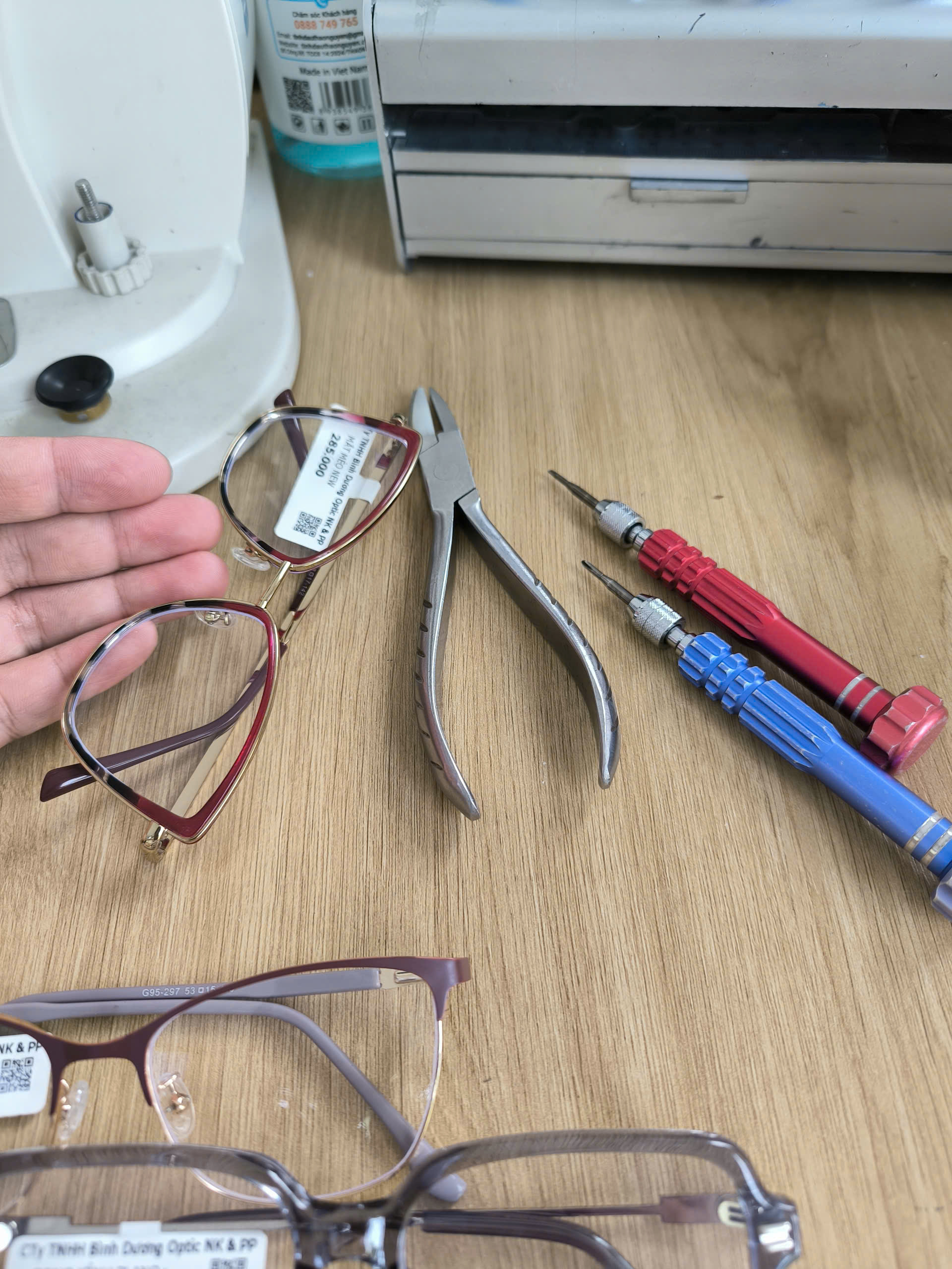 Sửa bản lề mắt kính hư, lỏng lẻo – lấy ngay Bình Dương