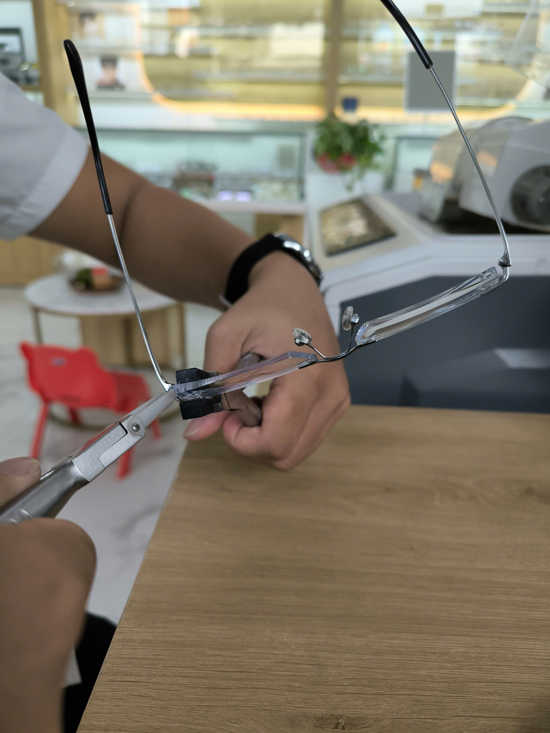 Sửa chữa mắt kính lấy liền – tiện lợi tại Bình Dương