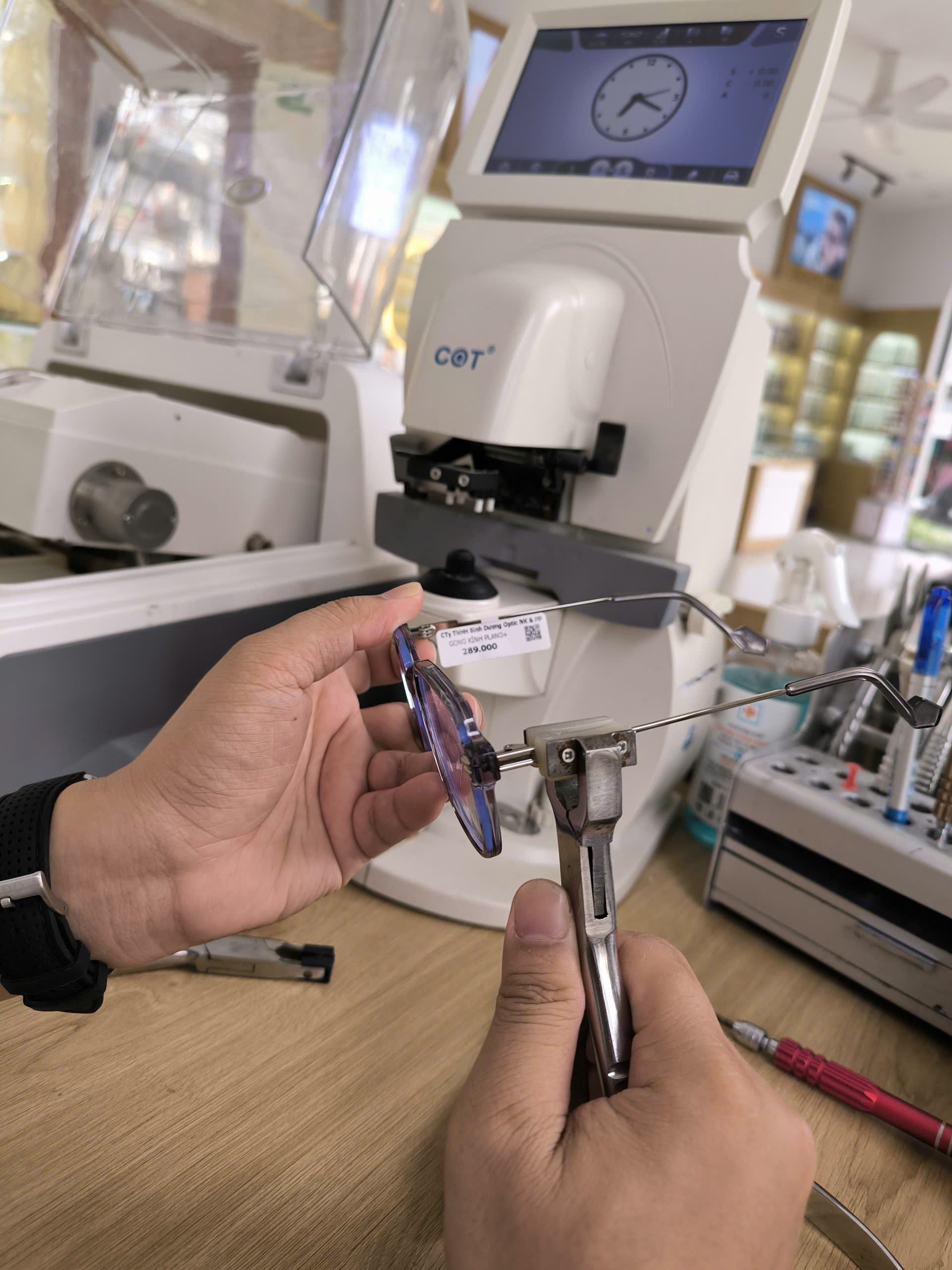 Sửa gọng kính, lắp tròng kính nhanh chóng – lấy liền tại Bình Dương