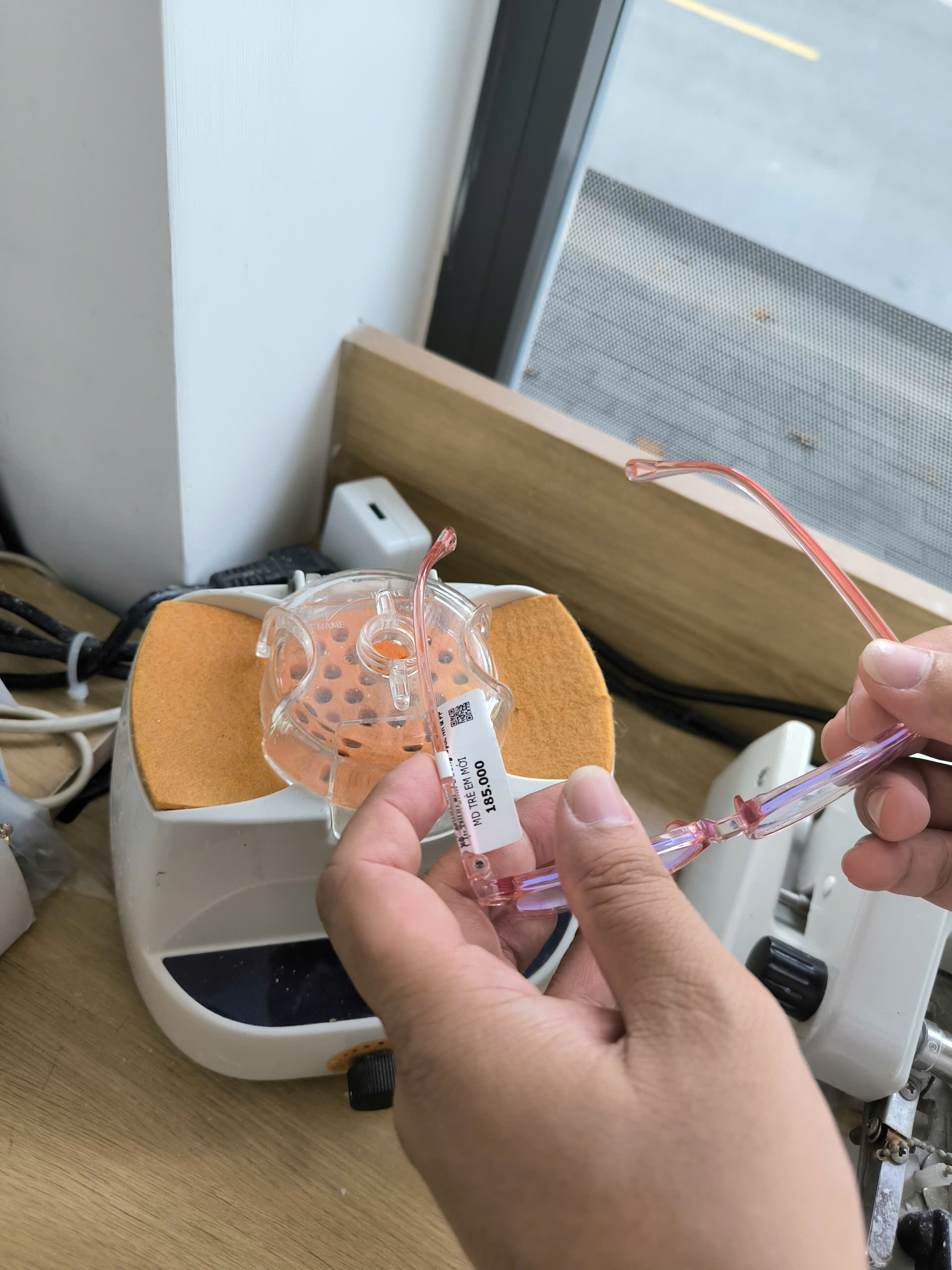 Sửa kính gãy, cong, lệch – lắp tròng kính chính xác tại Bình Dương