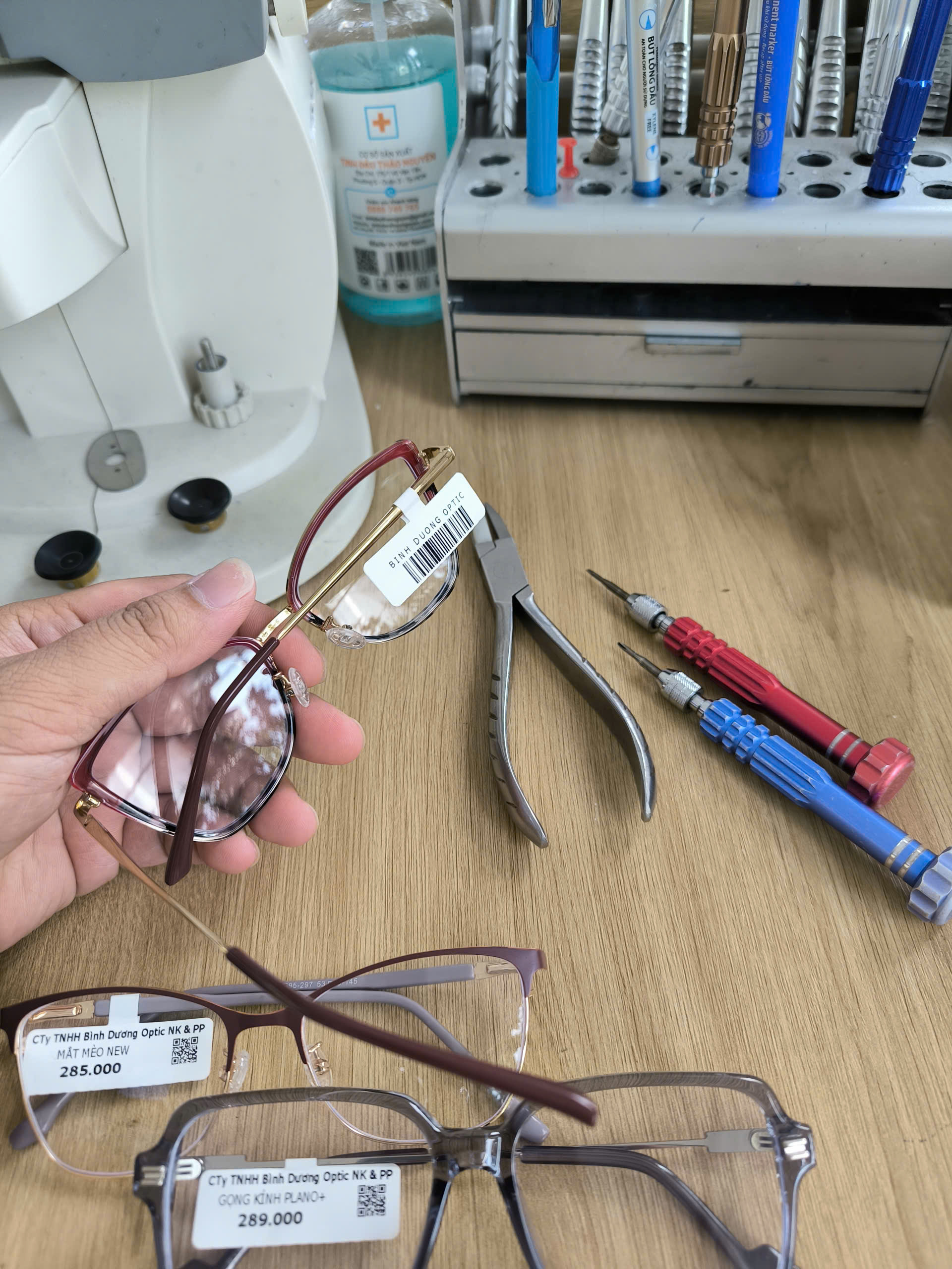 Sửa kính lấy ngay – lắp mắt kính mới chỉ trong 15 phút