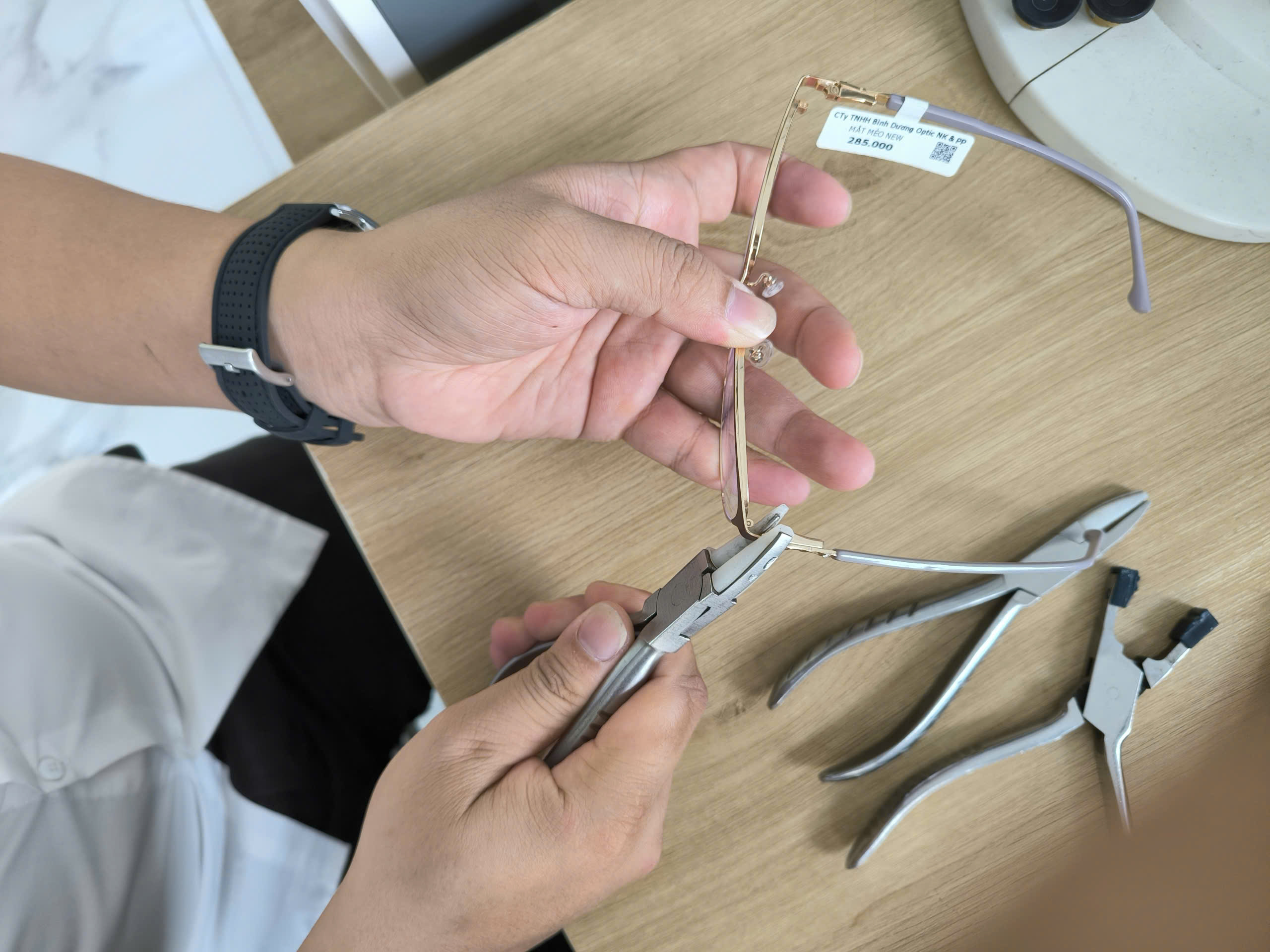 Sửa mắt kính bị gãy càng – giải pháp tiết kiệm chi phí