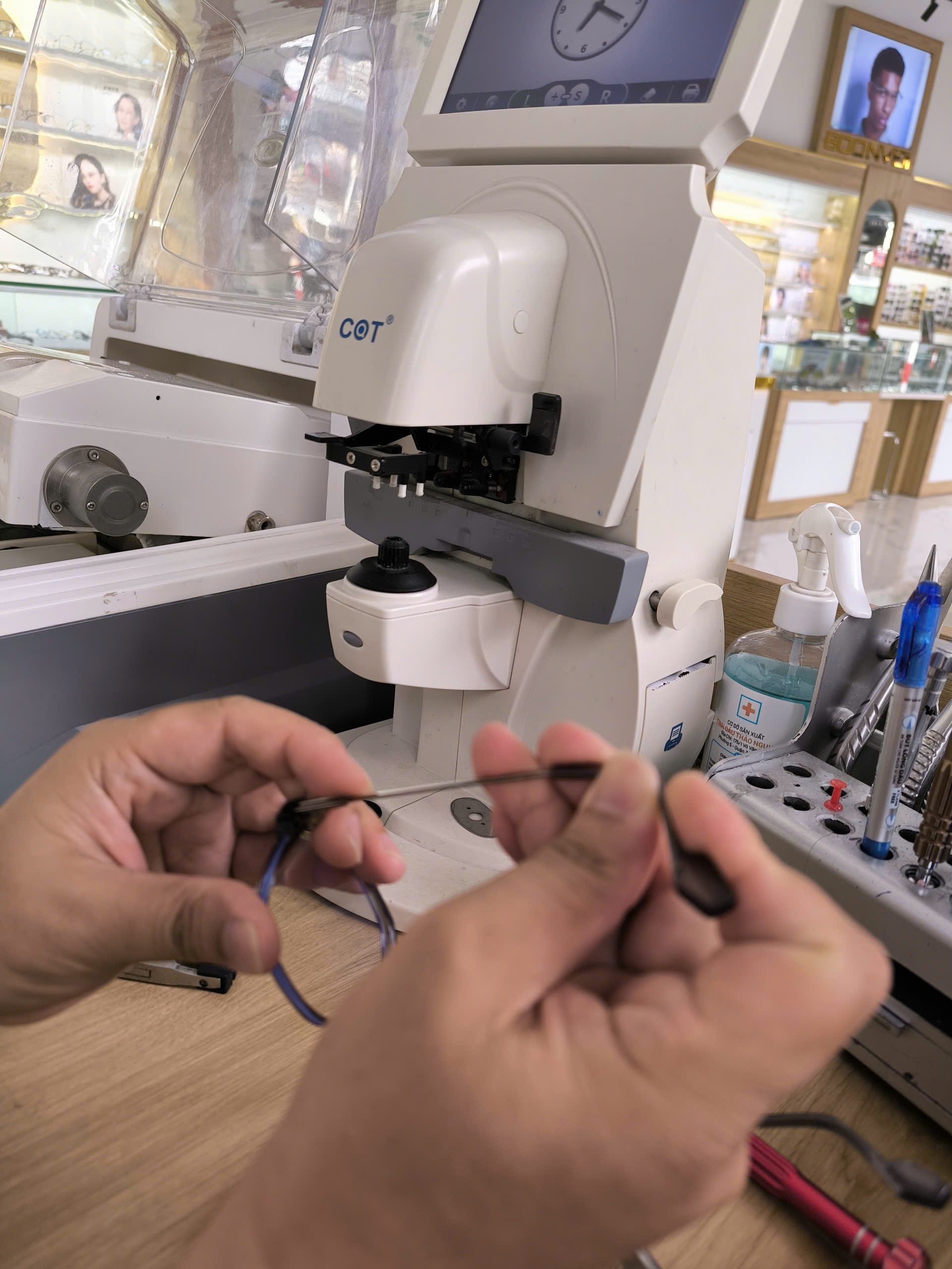 Sửa mắt kính bị gãy càng – giải pháp tiết kiệm chi phí