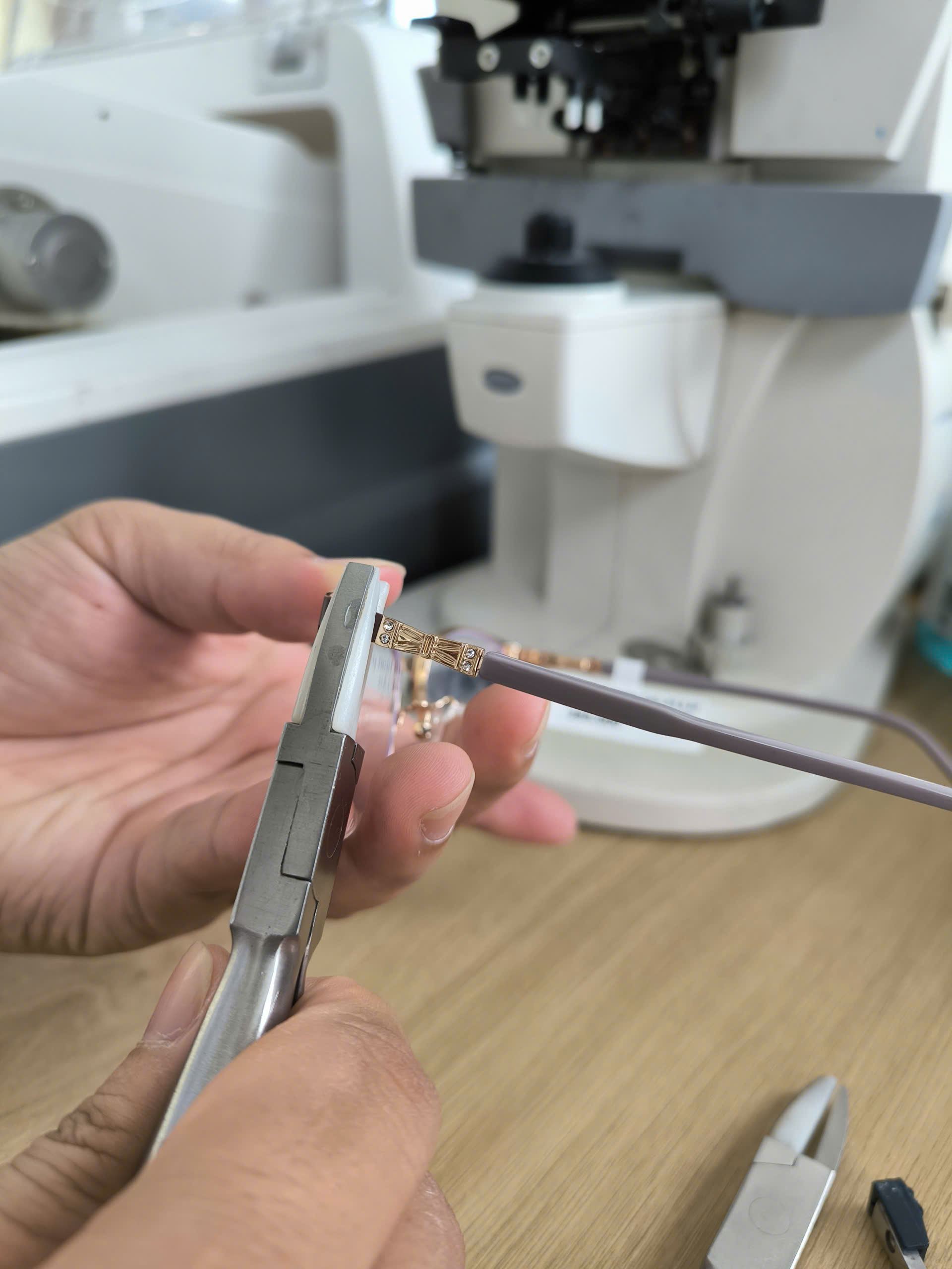 Sửa mắt kính bị gãy cầu nối – thẩm mỹ như mới