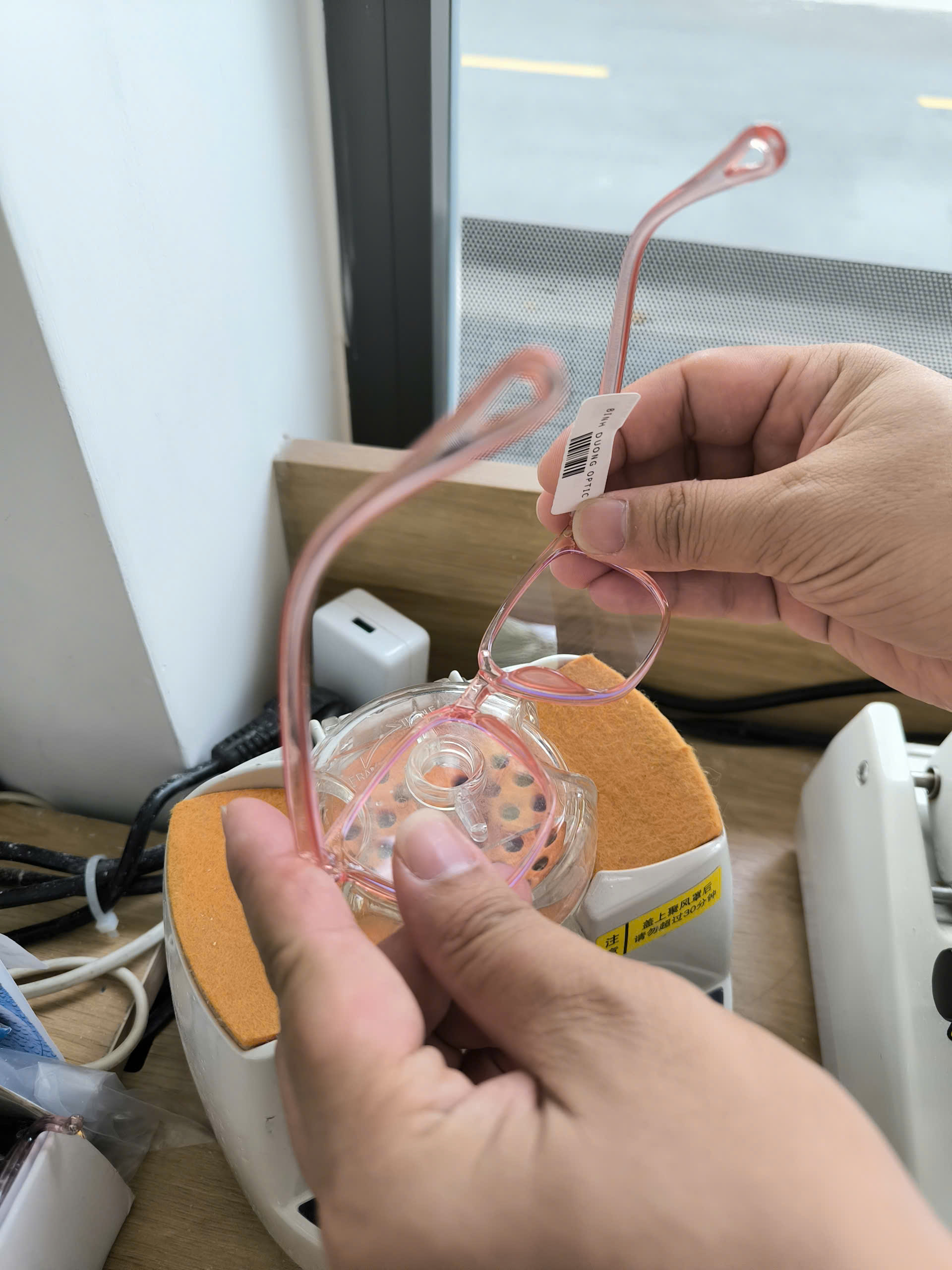 Sửa mắt kính bị gãy cầu nối – thẩm mỹ như mới