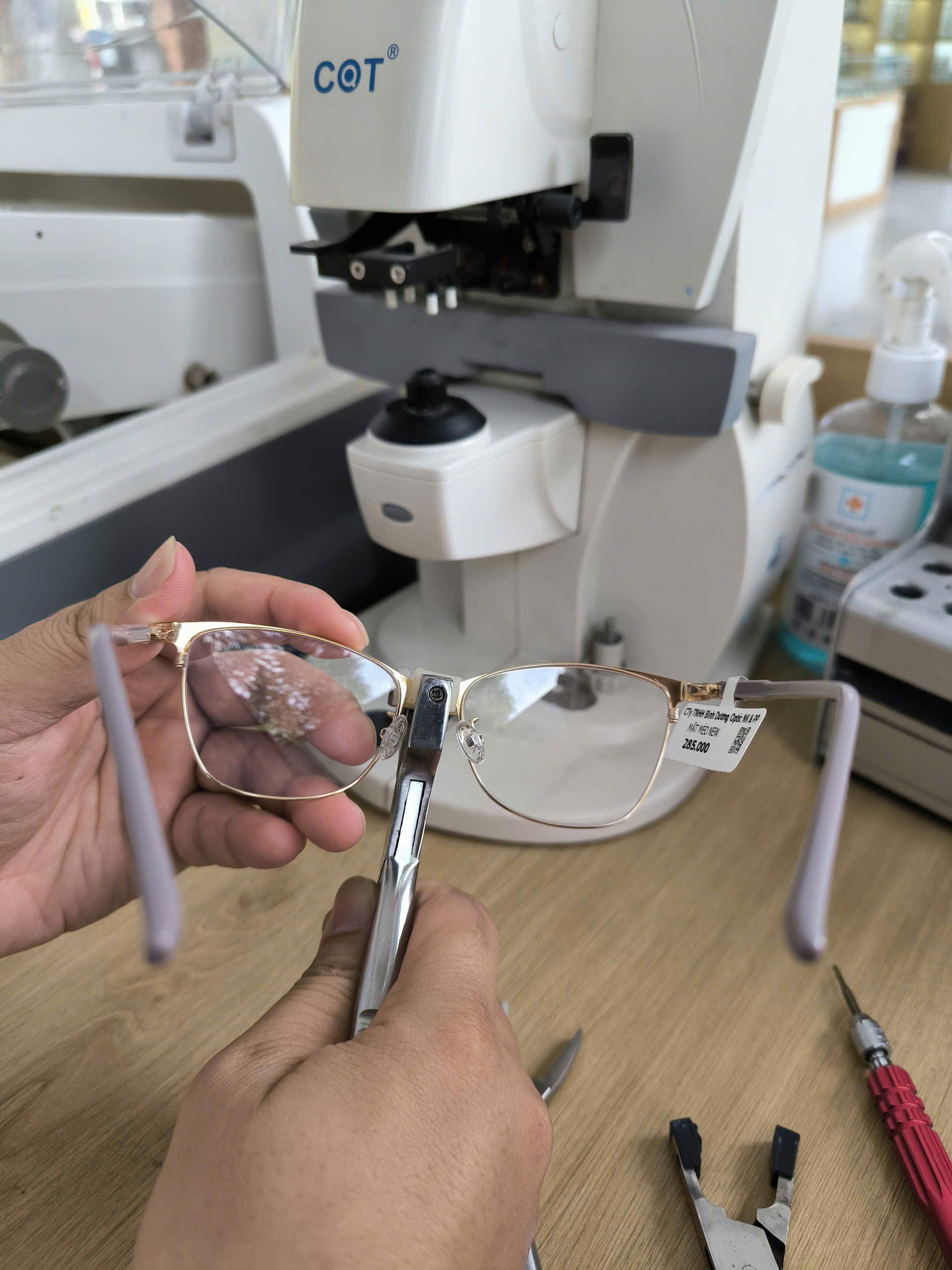 Sửa mắt kính bị gãy gọng nhanh chóng tại Bình Dương