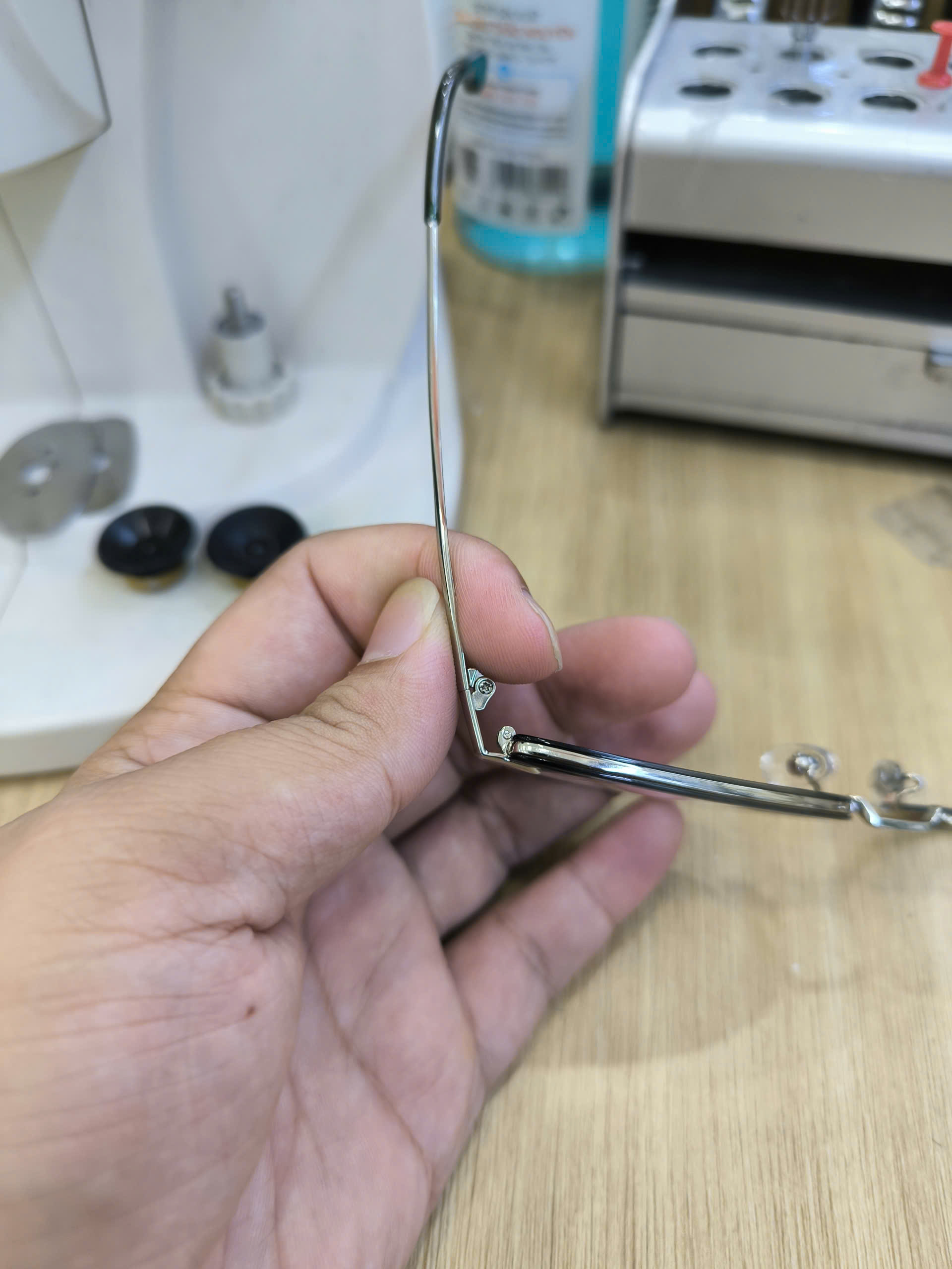 Sửa mắt kính bị gãy gọng nhanh chóng tại Bình Dương