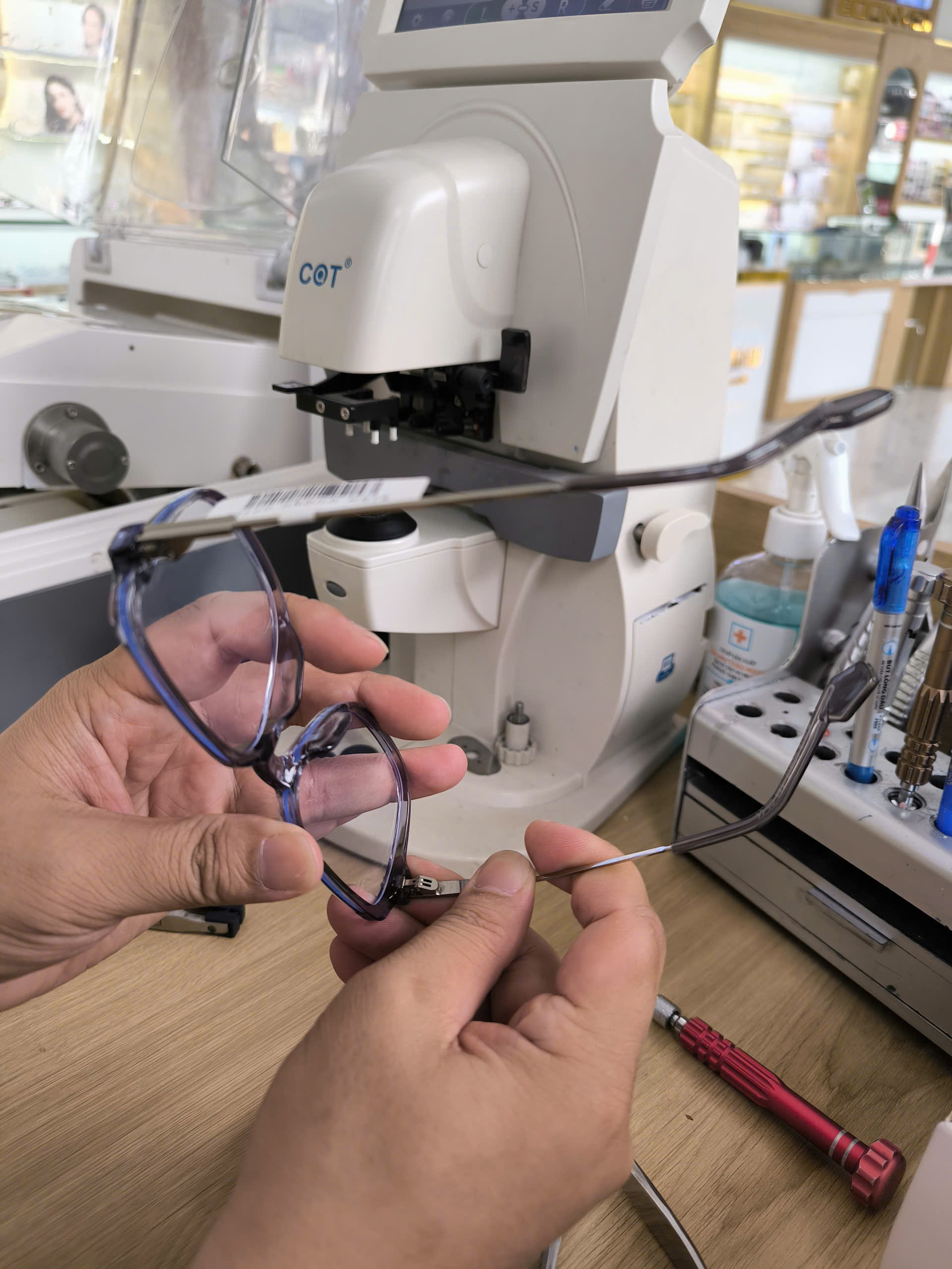 Sửa mắt kính bị lỏng ốc – dịch vụ chuyên nghiệp Bình Dương