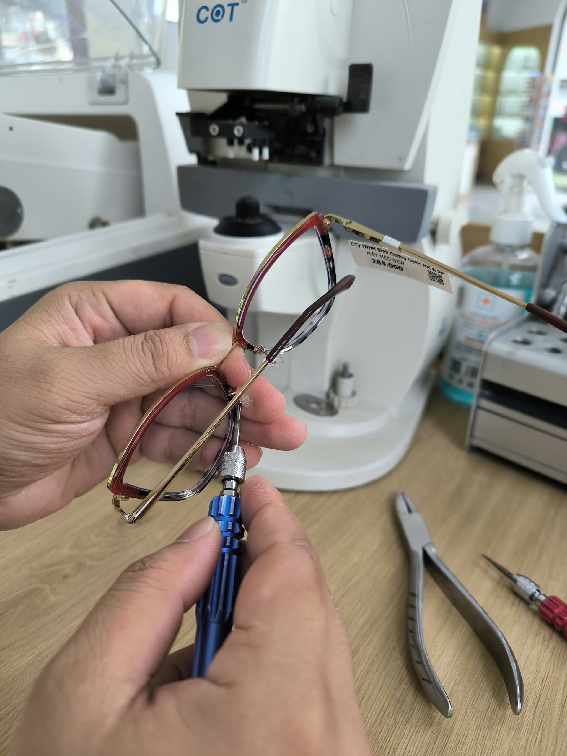 Sửa mắt kính lấy ngay – tiện lợi cho dân văn phòng & sinh viên Bình Dương