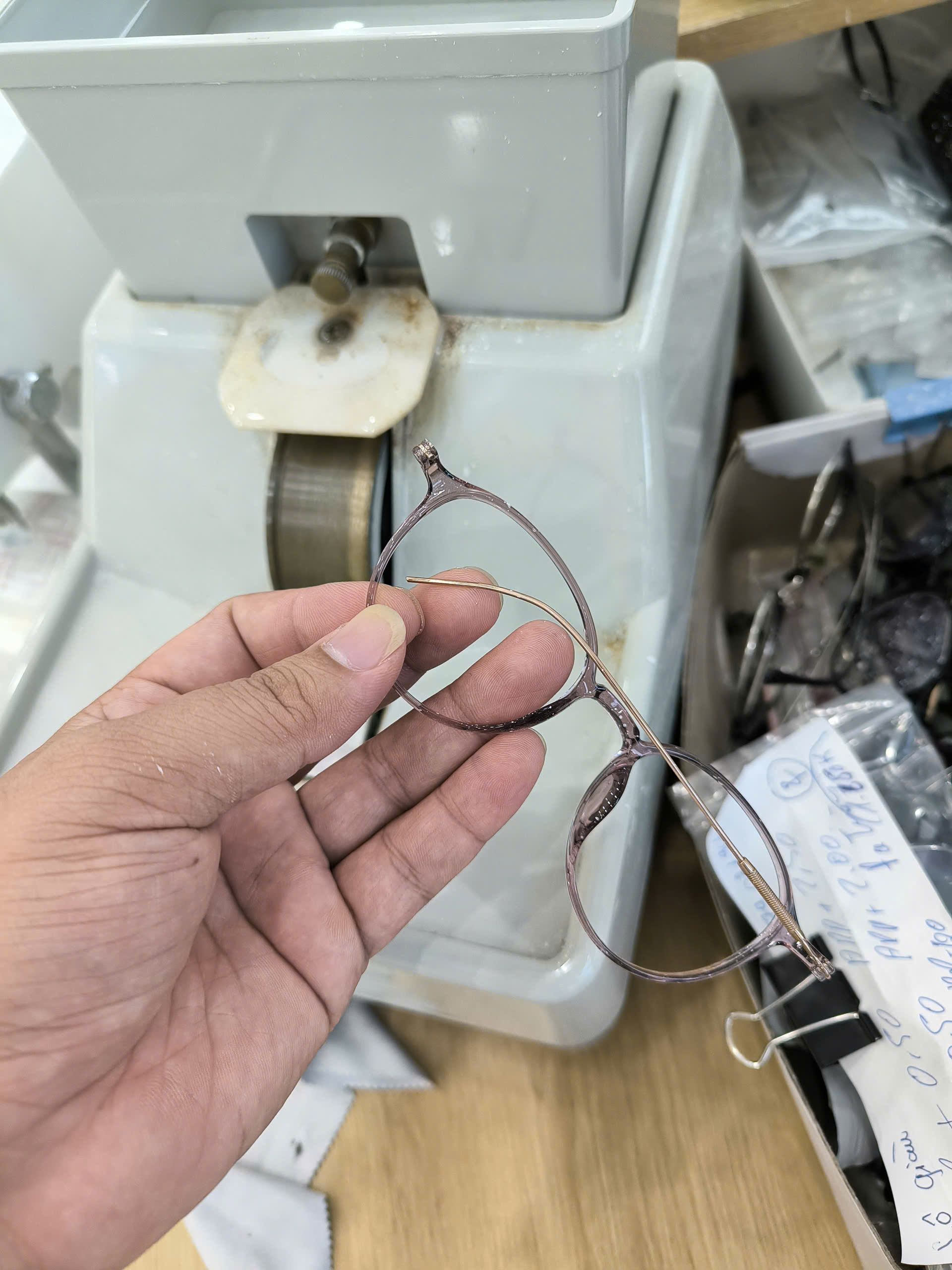 Thay ốc, thay đệm mũi, cân chỉnh gọng kính tại Bình Dương