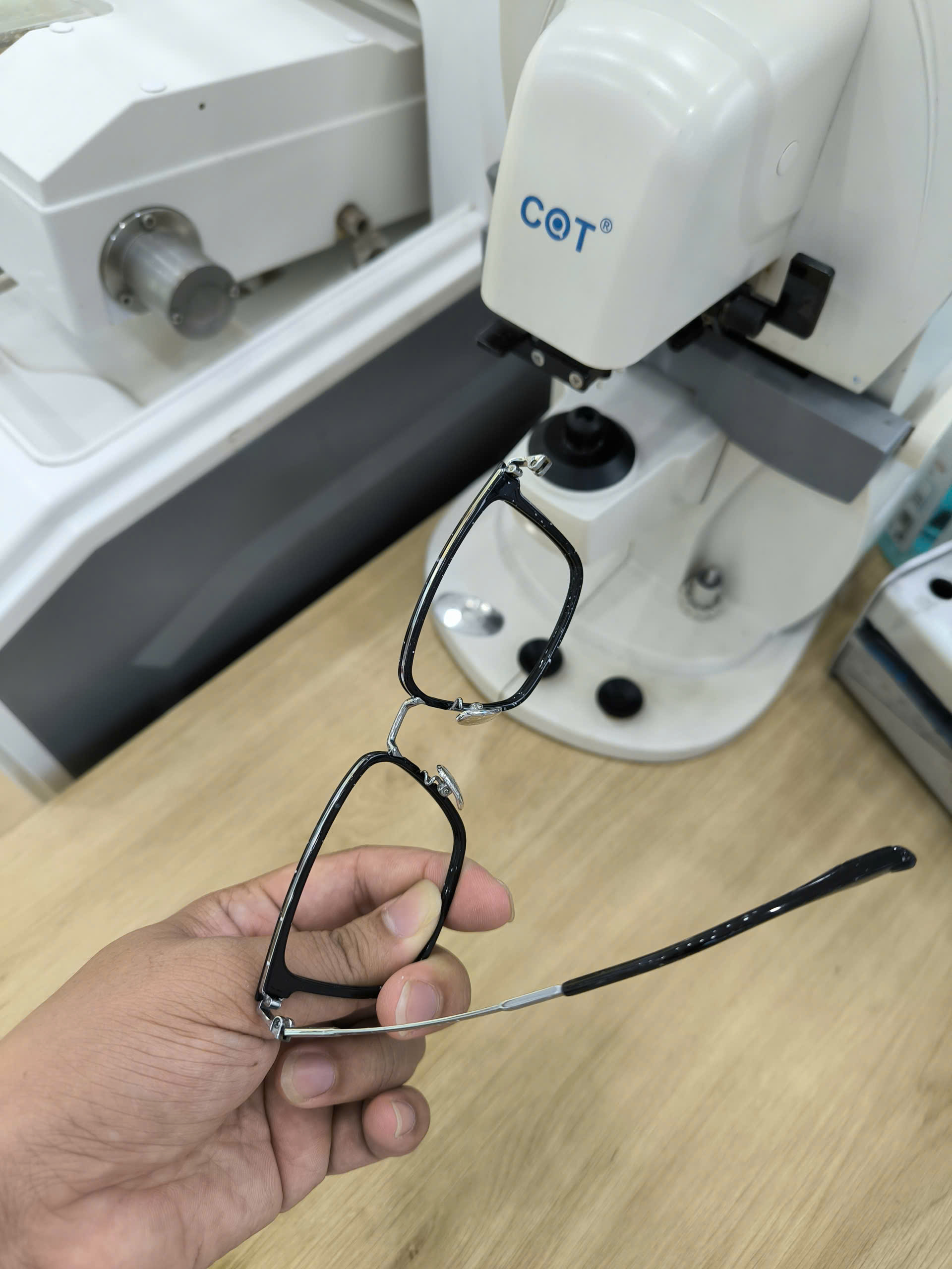 Thay ốc, thay đệm mũi, cân chỉnh gọng kính tại Bình Dương